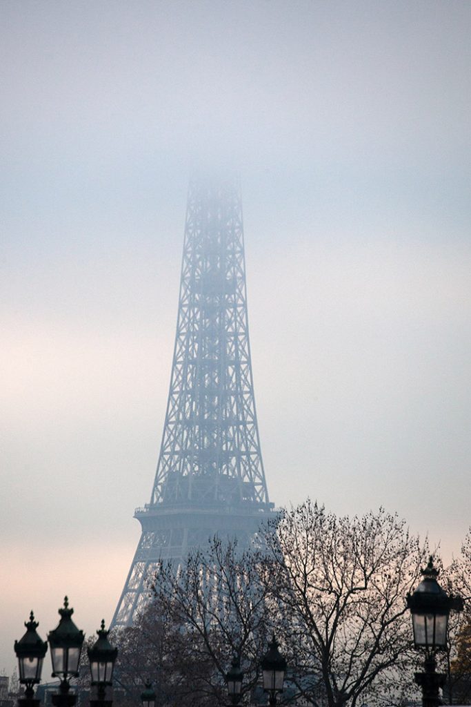 Eiffeltoren met mist